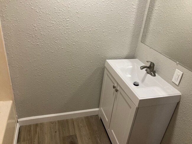 Building Photo - 2 Bedroom, 1 bathroom First Floor Apartment!