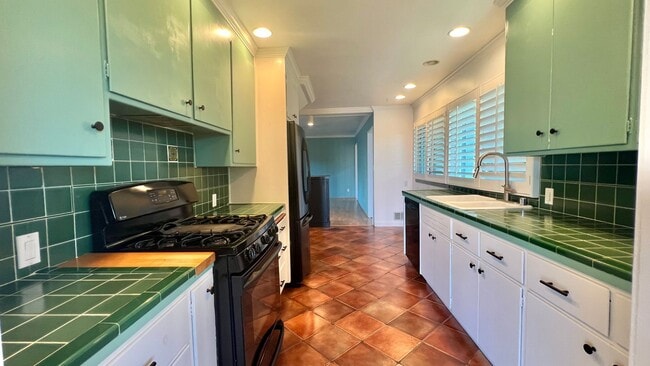 Building Photo - Mid-Century homes Rarely Available with Expansive Bay Views