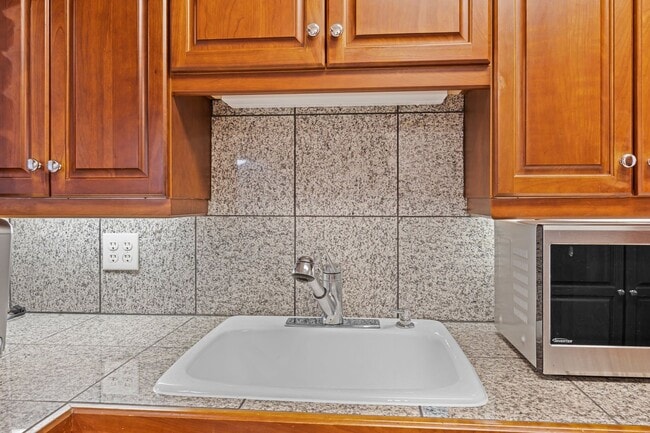 Building Photo - Available 9/1. Awesome 1 BR/1.5 BA Apartme...