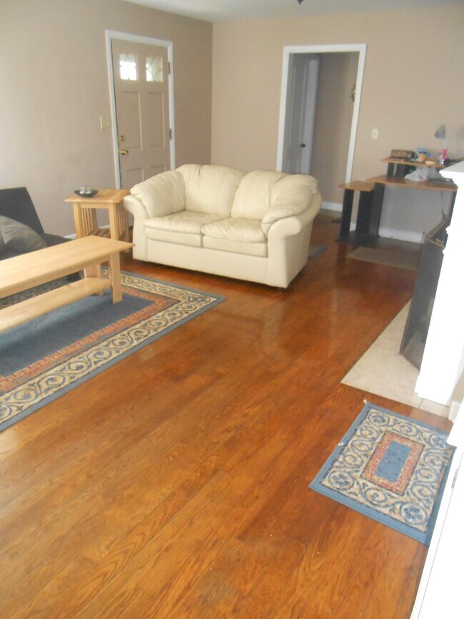 Building Photo - 3 Bed 1 Bath near UWEC! Available June 1st