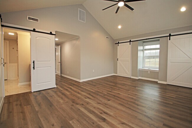 Building Photo - 3205 Oak Ridge Rd