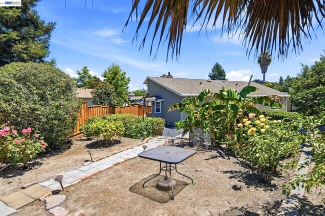 Building Photo - 325 Goshen Ct