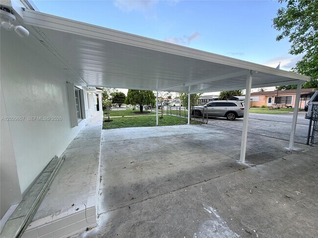 Building Photo - 561 W 39th St