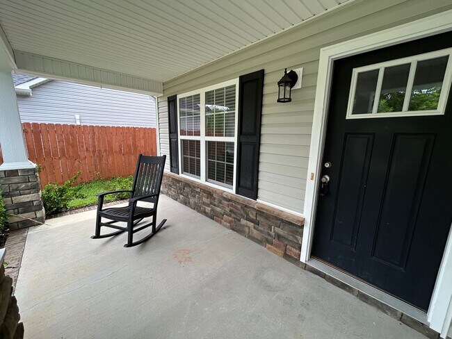 Building Photo - 3 Bedroom 2 Bath