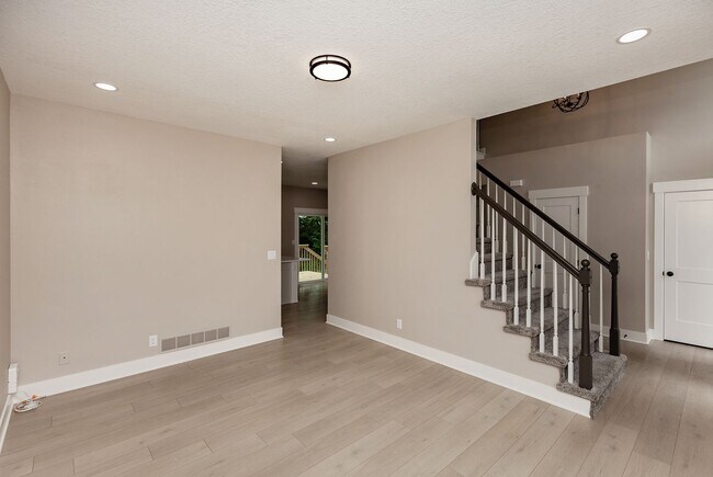 Building Photo - THOUGHTFULLY UPDATED!! 4 Bedroom, 3 Bathroom Home in Urbandale!