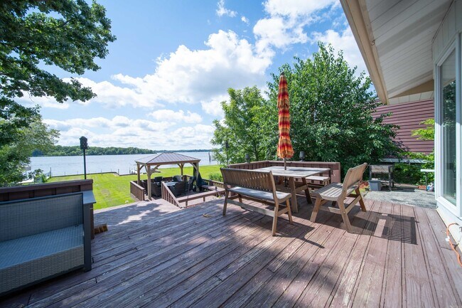 Building Photo - 27657 W Lakeshore Dr