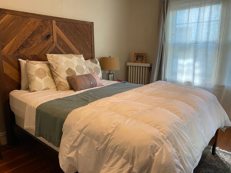 Building Photo - 32 Russell St