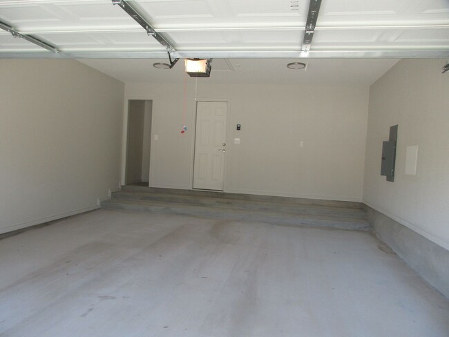 Building Photo - Nice 3/2 with Garage in Lampasas