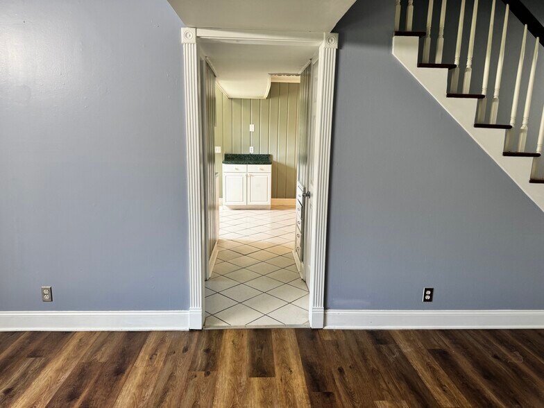 Building Photo - 446 Capri Dr