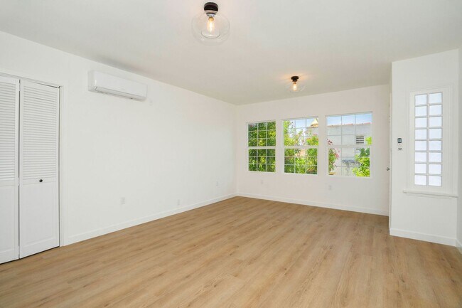 Interior Photo - 2053-2067 N. Argyle Ave