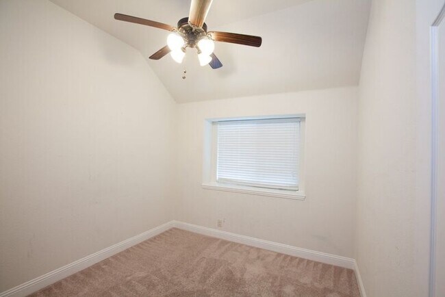 Building Photo - 517 Kelvington Dr