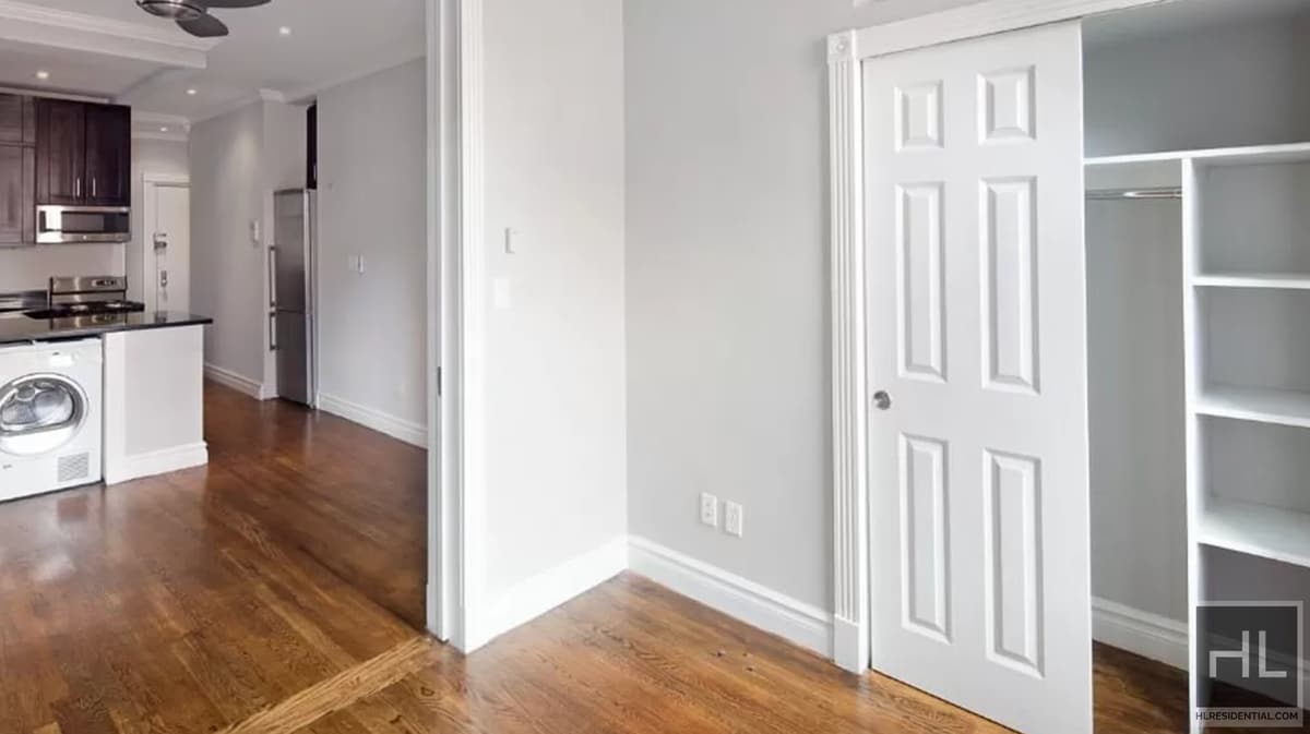 Building Photo - MOTT ST.