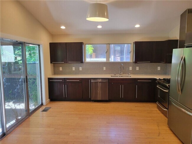 Building Photo - 1908 Lomita Rd SE