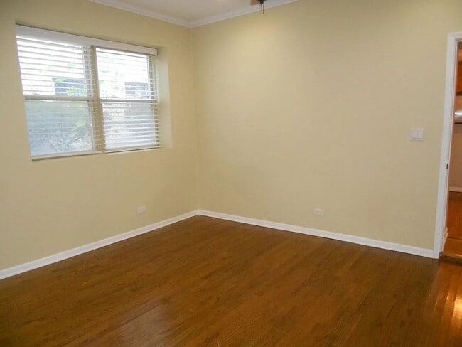 Building Photo - Spacious Apartment in Chicago (Roger's Park)