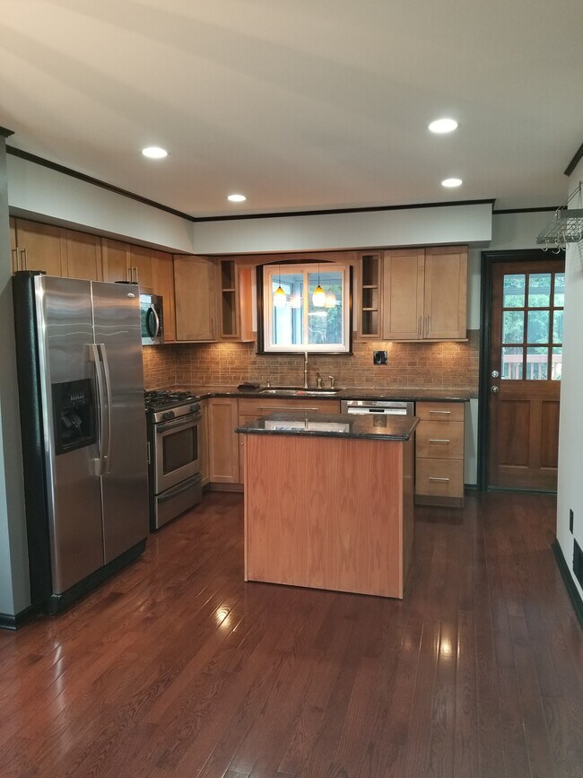 Building Photo - 445 W 6th Ave