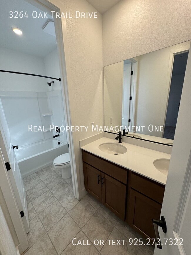 Building Photo - 3264 Oak Trl Dr