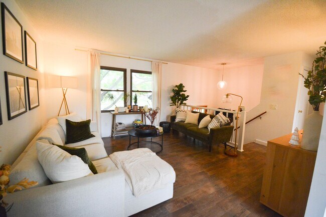 Building Photo - Charming 3-Bed, 2.5-Bath Split-Level Home ...