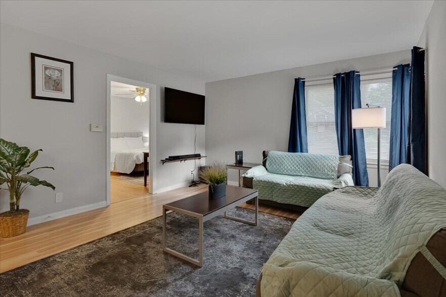 Building Photo - 803 W Markham Ave