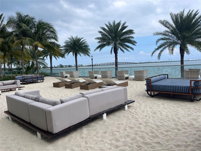 Building Photo - 2900 NE 7th Ave