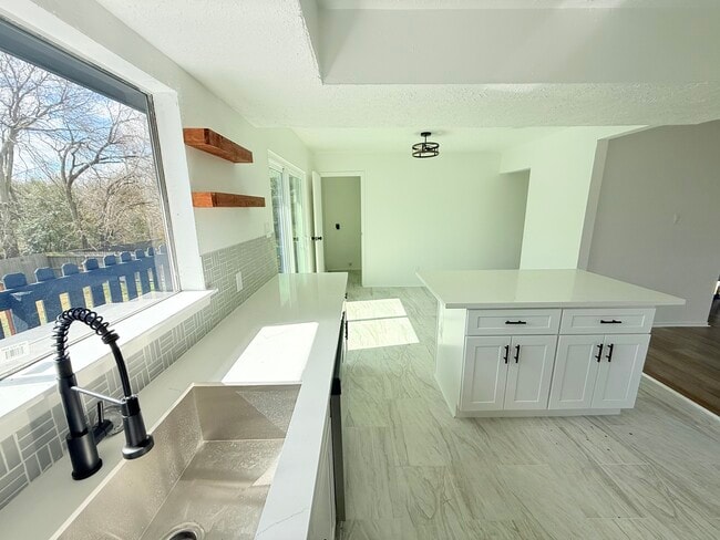 Building Photo - 402 Tresvant Dr