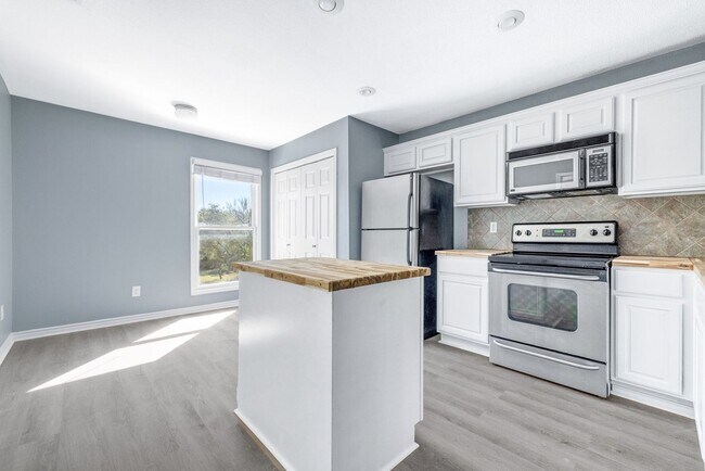 Building Photo - Carriage Place Square