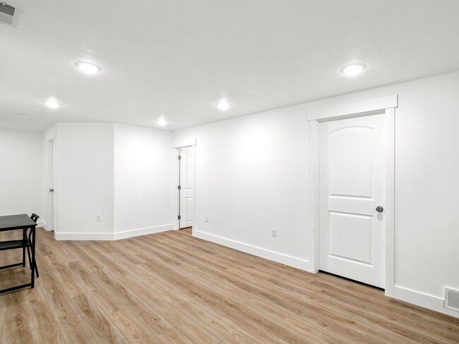 Building Photo - Private Basement Suite in Bright Co-Ed Townhome in Lehi Exchange!