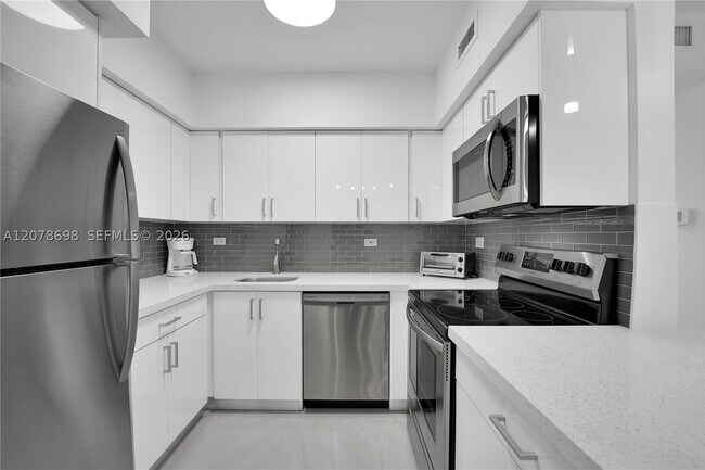 Building Photo - 1500 Bay Dr E