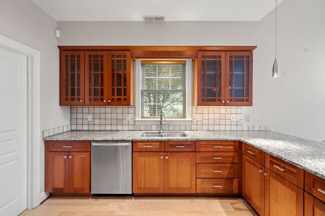 Building Photo - Spacious, Beautiful East Asheville Home