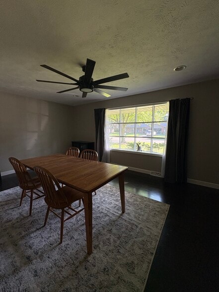 Building Photo - 1011 Pine Valley Dr
