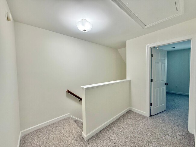 Building Photo - Newly Remodeled 3BD, 3BA Raleigh Townhome ...