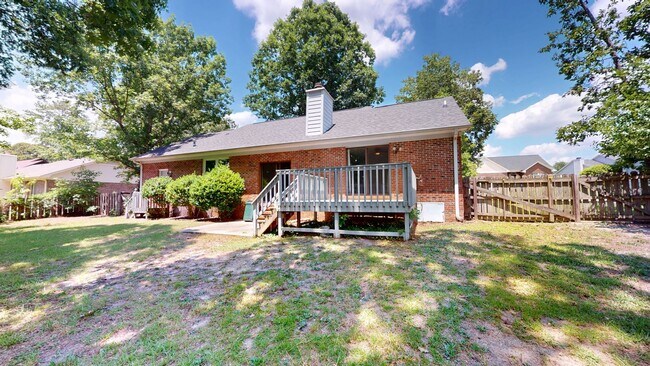 Building Photo - Charming 3 bedroom / 2 bathroom home with large fenced backyard near shopping & Fort Bragg!
