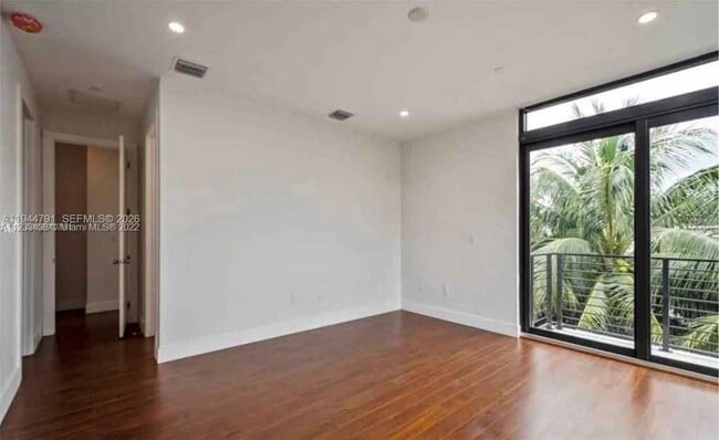 Building Photo - 909 NE 16th Terrace