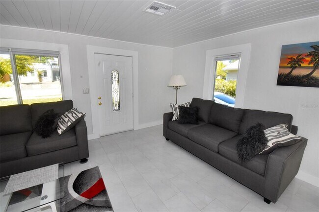 Building Photo - 2450 Hawthorne St