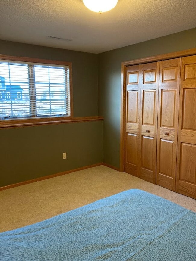Building Photo - 4 Bedroom Twin Home