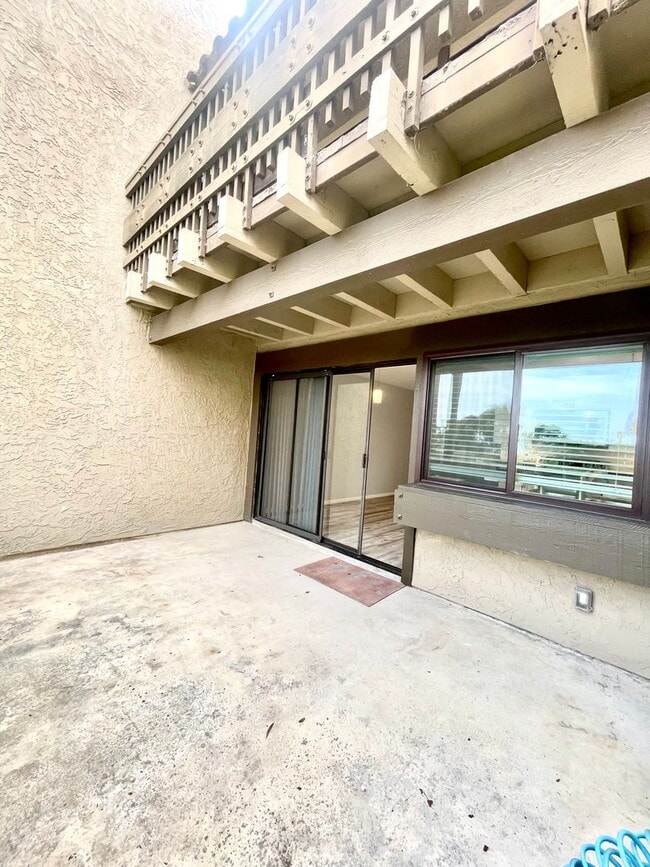 Building Photo - Del Mar Heights 1 br condo