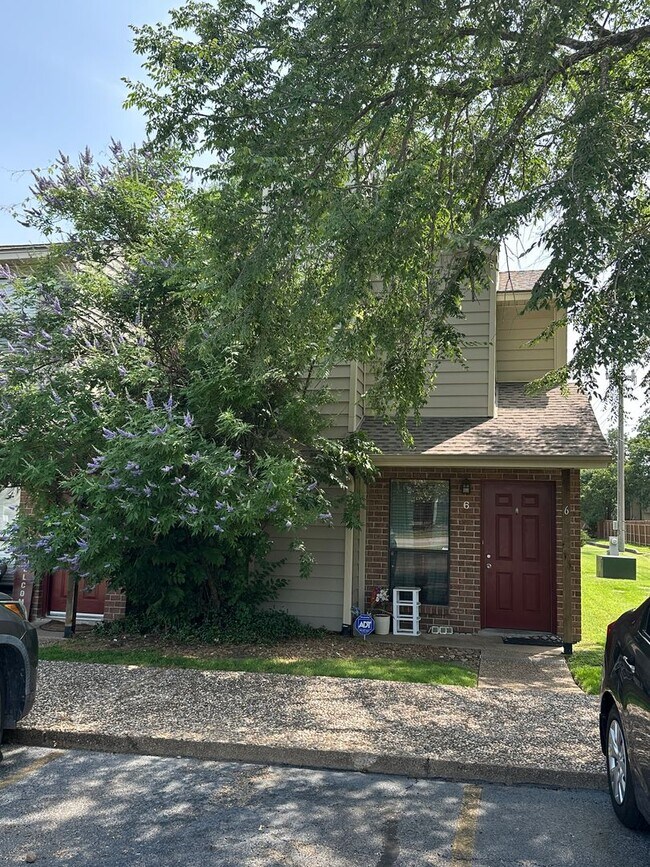 Building Photo - College Station - Condo -2 bedroom / 2.5 b...