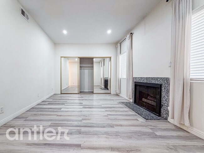 Building Photo - 11933 Goshen Ave