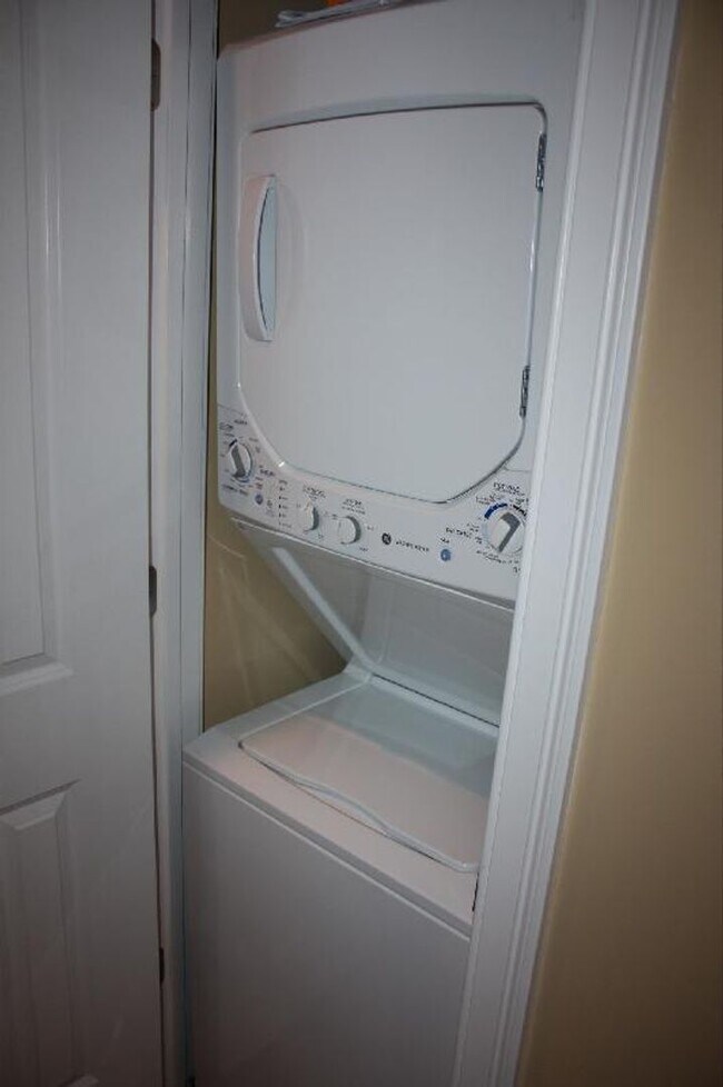 Building Photo - 140 Hillside St