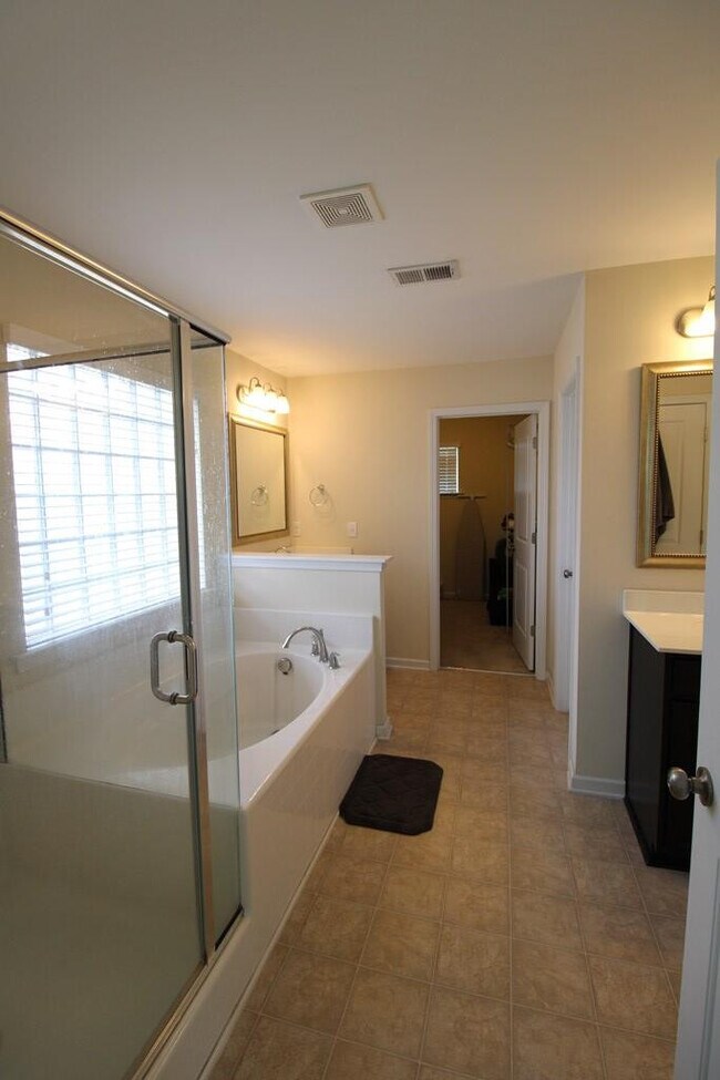 Building Photo - 870 Cormier Dr