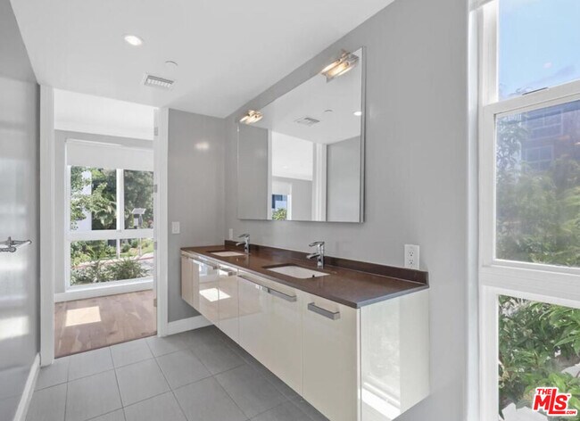 Building Photo - 1283 Havenhurst Dr