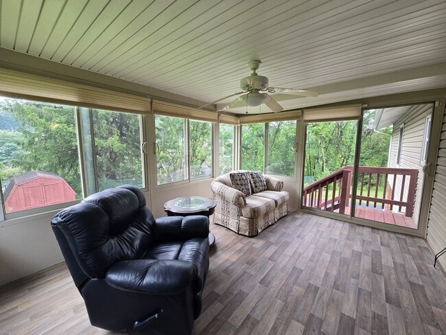 Building Photo - Beautiful Split Entry - 3 Bedroom 2 Bathro...