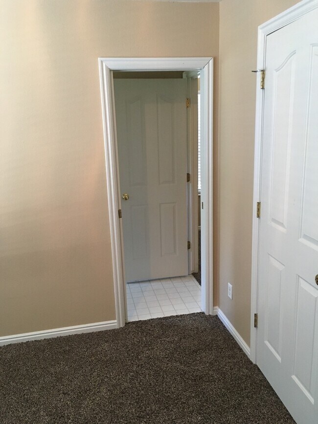 Building Photo - 3 bedroom 2 1/2 bath townhome