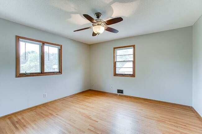 Building Photo - Updated 3 Bedroom Duplex in Battle Creek