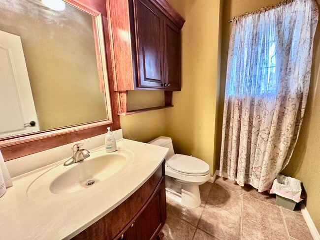Building Photo - Charming 3-Bedroom Home with View in Moore...