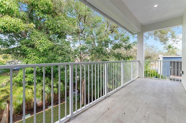 Building Photo - 1121 SW 2nd Ct