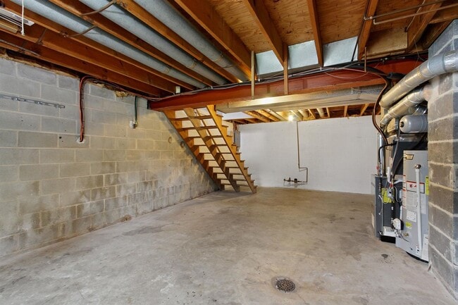 Building Photo - Coming Soon - 2 Bedrooms 1 bath - Dallasto...