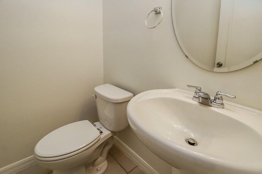 Building Photo - 3459 Landing Vw