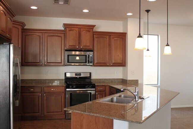 Building Photo - Beautiful 4 Bedroom in Lyons Gate!