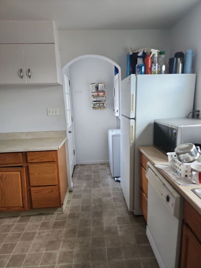 Building Photo - Charming Upstairs Apartment