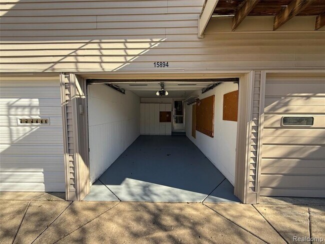 Building Photo - 15894 Cambridge Dr